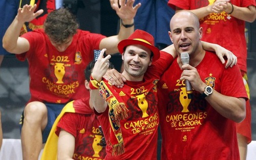 Iniesta: Những chỉ trích của Mou mang tính cơ hội